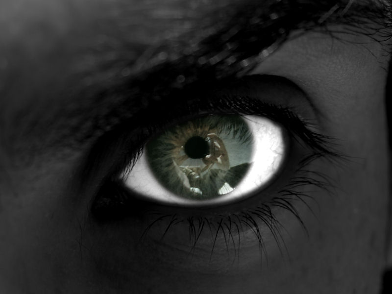Oeil en gros plan illustrant l’univers de la magie